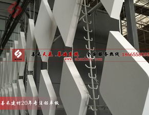 高端鋁單板的應(yīng)用與優(yōu)勢 中山利和土豪金外墻及沖孔石紋鋁單板解析